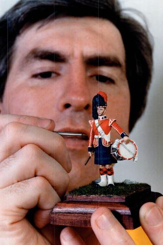 Every details tells a story, Ron Ridley is meticulous about the historical accuracy of his collection of miniature soldiers. Depicting the contrast in(...)