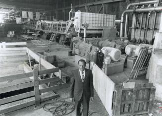 A 1 1/2-Block-long machine to make paper bags, The president of Atlantic Packaging, Philip Gravosky, 47, stands in front of first continuous mill to b(...)