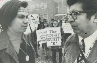 Demanding treaty rights', hunting guide Dale Sands (left), 21m talks with Fred Plain, president of Union of Ontatrio Indians, after Sand's trial in Sa(...)