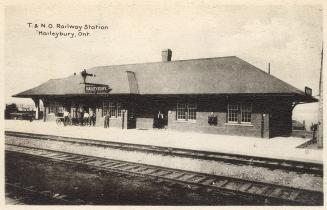 Picture of a one story, brick train station.